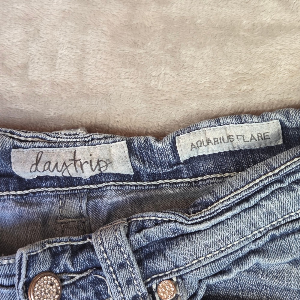 Daytrip Aquarius Flare Jeans 27S Medium Wash Distressed Rhinestone Low Rise Y2K - Picture 5 of 8
